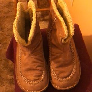 Very comfortable Sorel boots. They look and feel good and keep you warm and dry